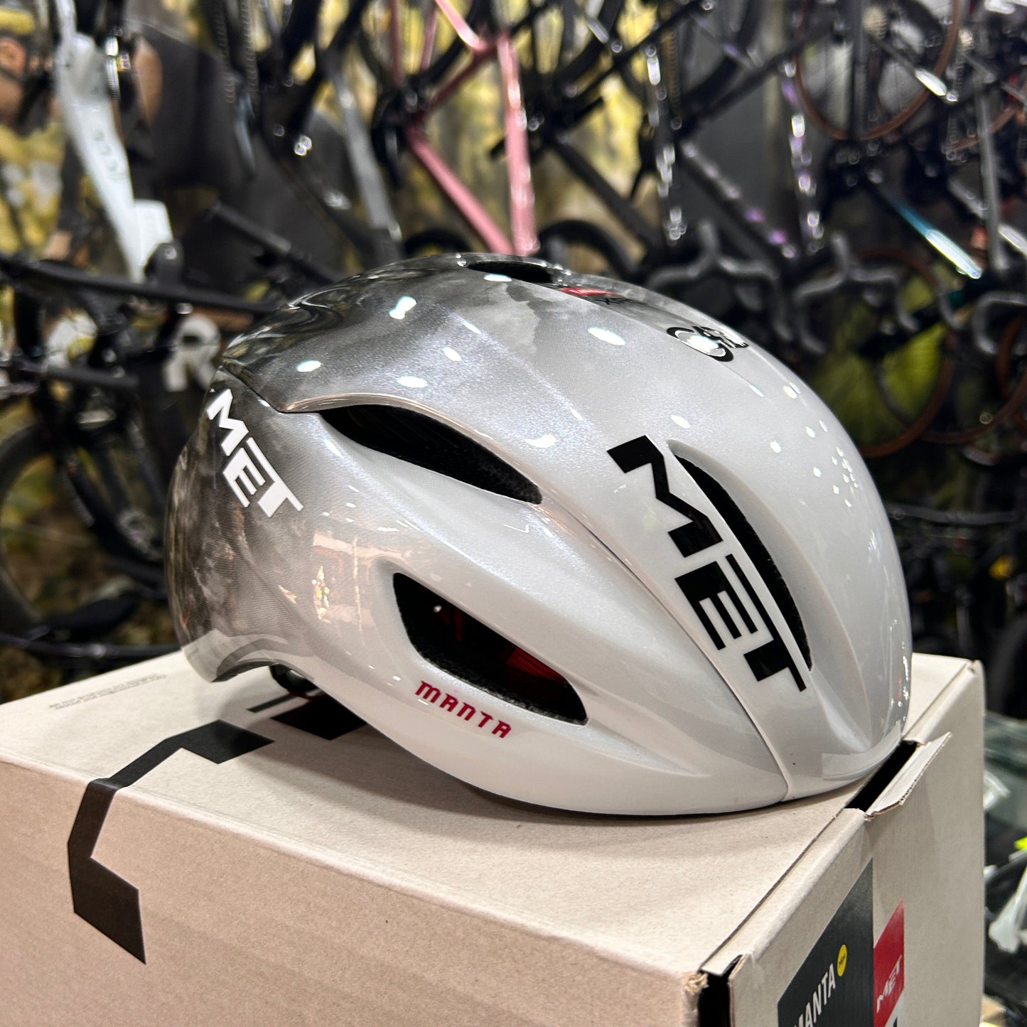 Casco Met Manta Mips Edicion 2025 UAE Team