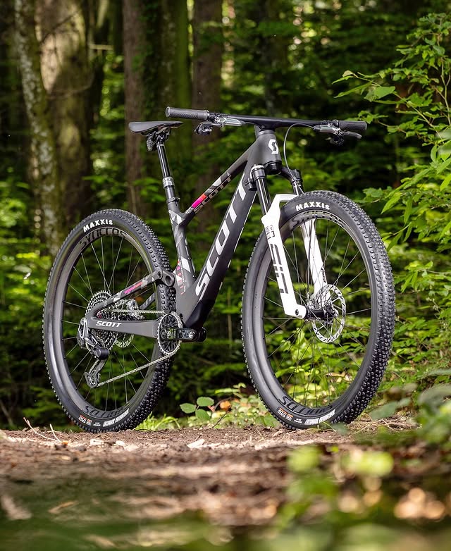 BICICLETA SCOTT SPARK RC WORLD CUP EVO 2025