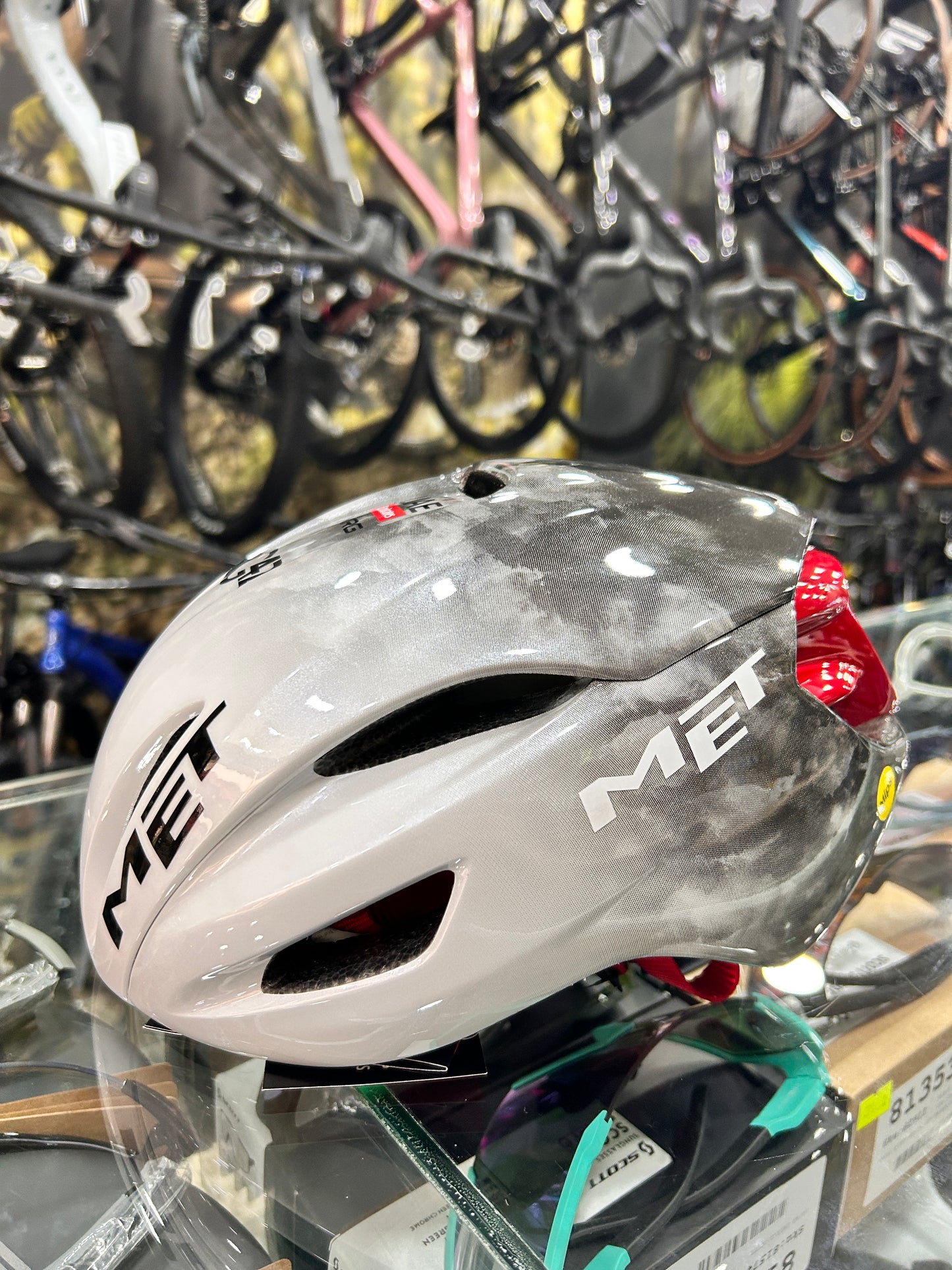 Casco Met Manta Mips Edicion 2025 UAE Team