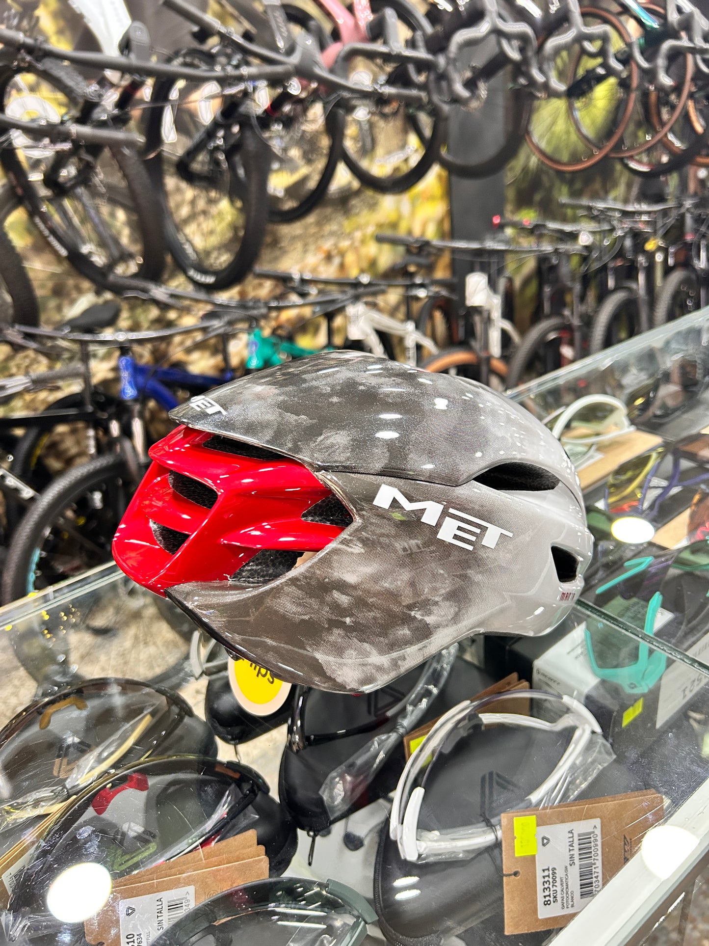 Casco Met Manta Mips Edicion 2025 UAE Team