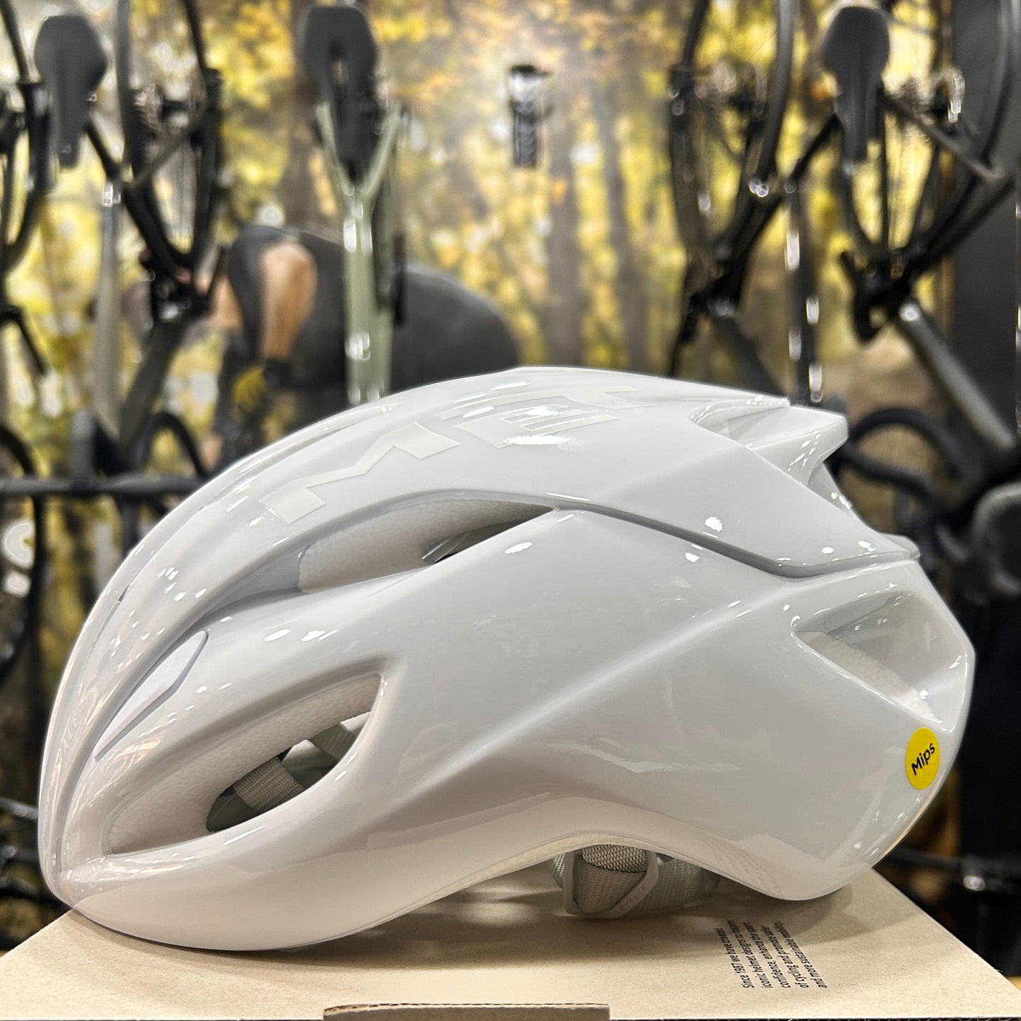 Casco Met Rivale Mips Absolute White Limited Edition