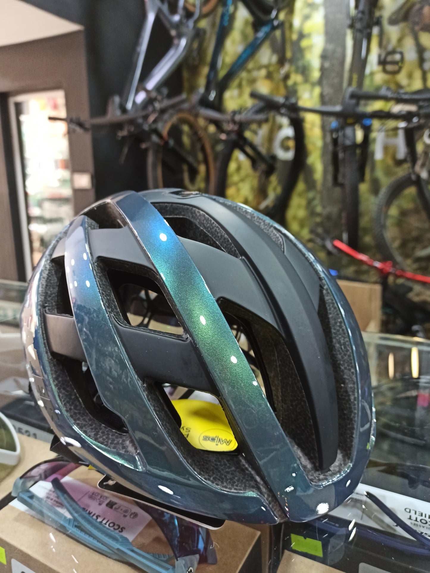 Casco ruta lazer genesis mips