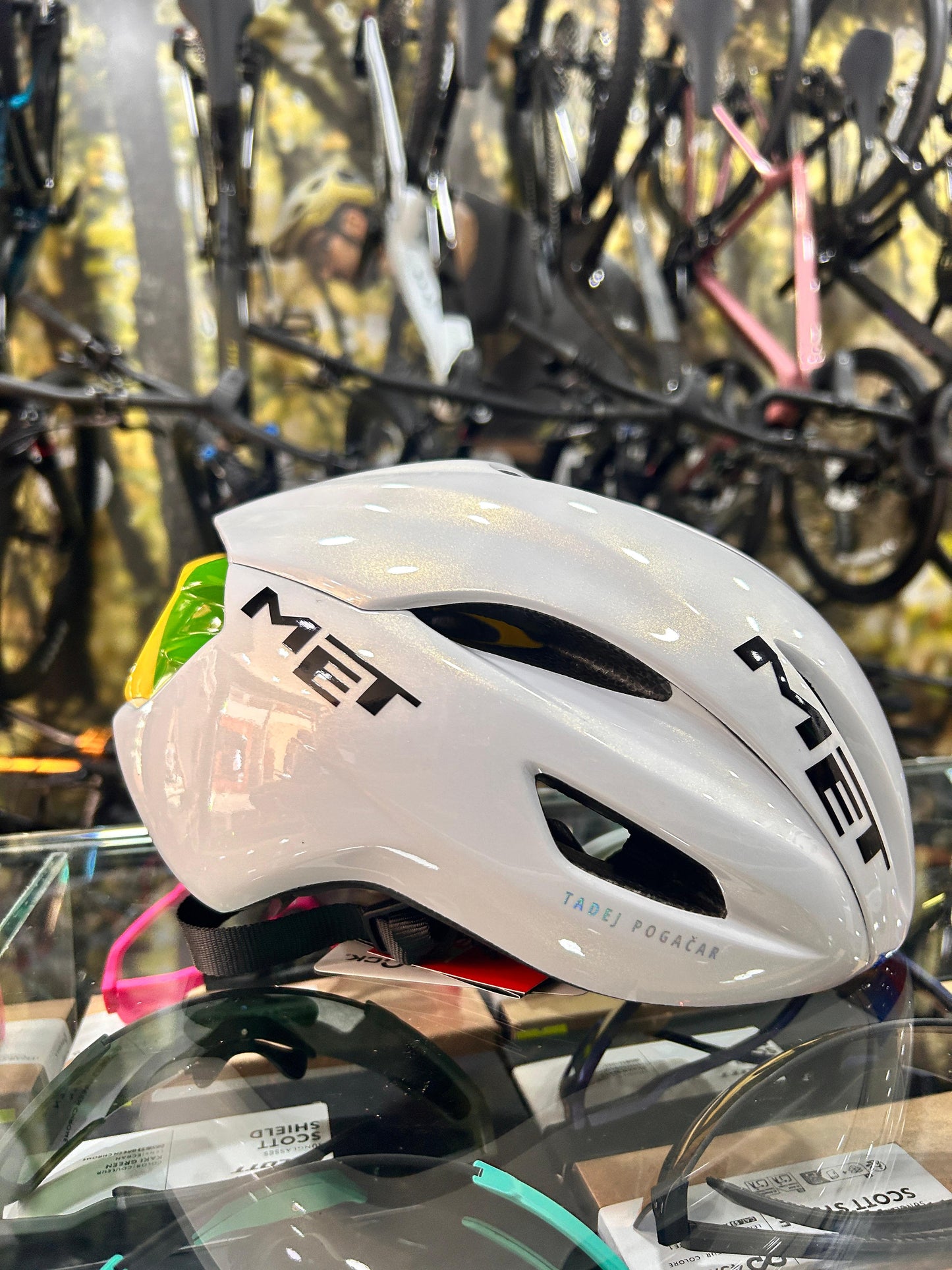 Casco Met Manta Mips Rainbow Edition 2025