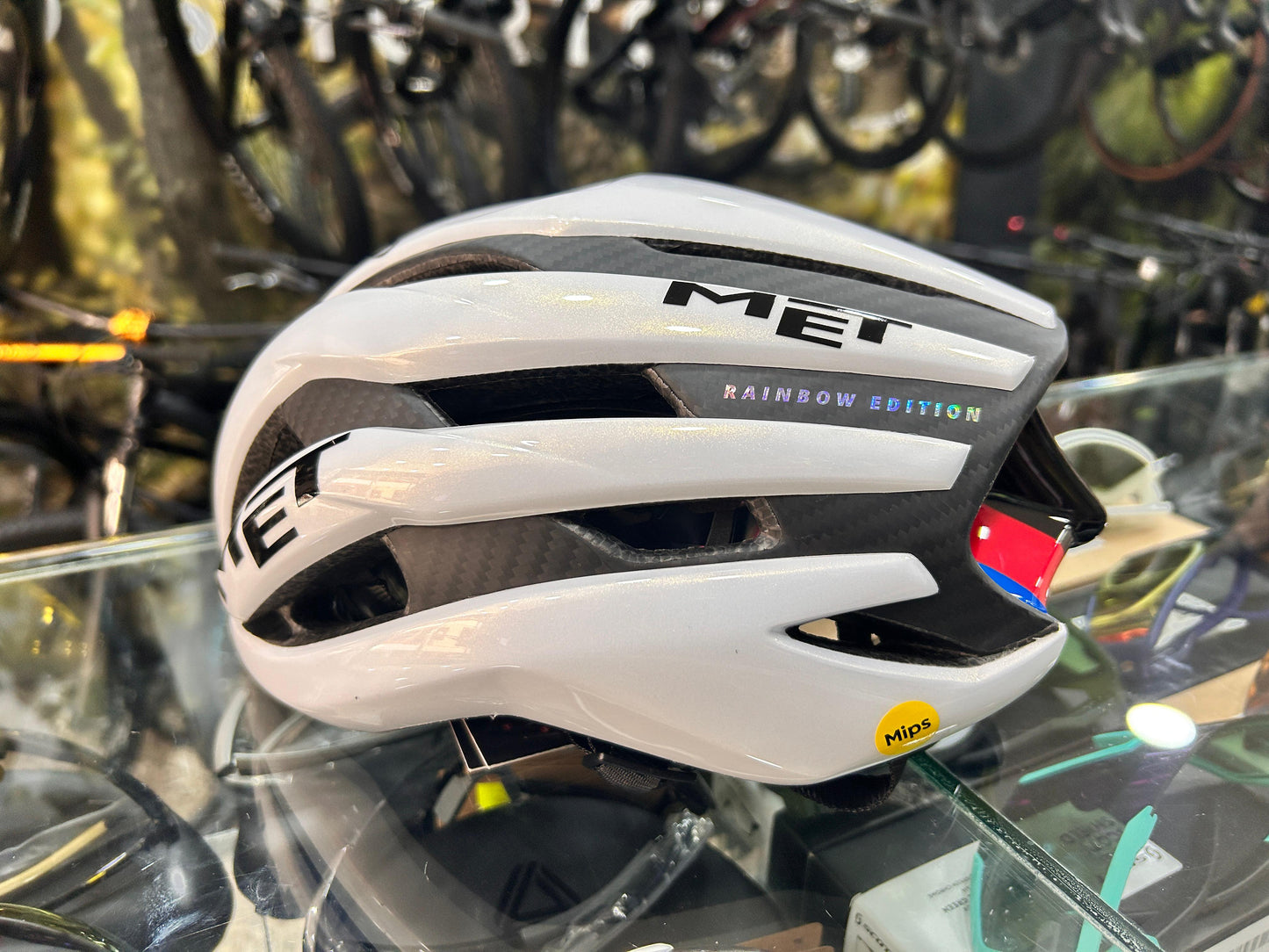 Casco Met Trenta 3K Carbon Mips Rainbow Edition 2025