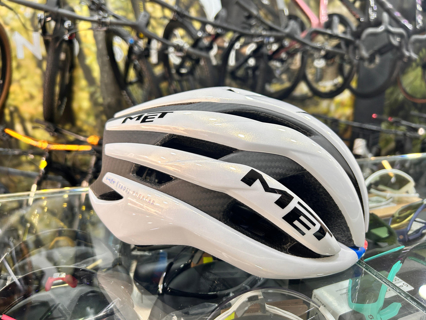 Casco Met Trenta 3K Carbon Mips Rainbow Edition 2025