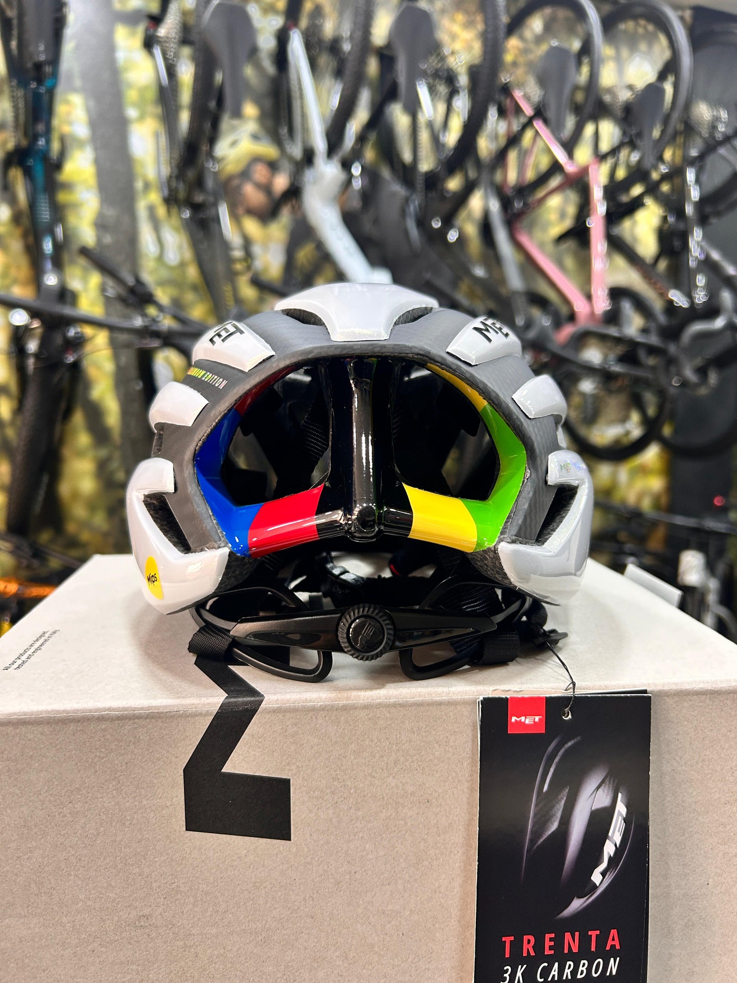 Casco Met Trenta 3K Carbon Mips Rainbow Edition 2025