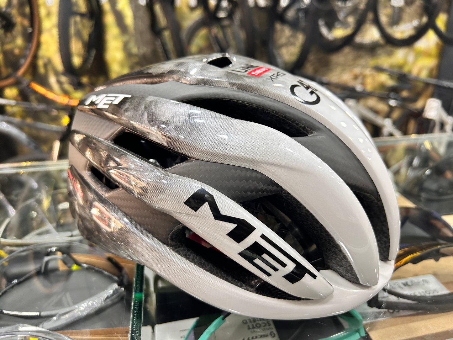 Casco Met Trenta 3K Carbon Edicion 2025 UAE Team