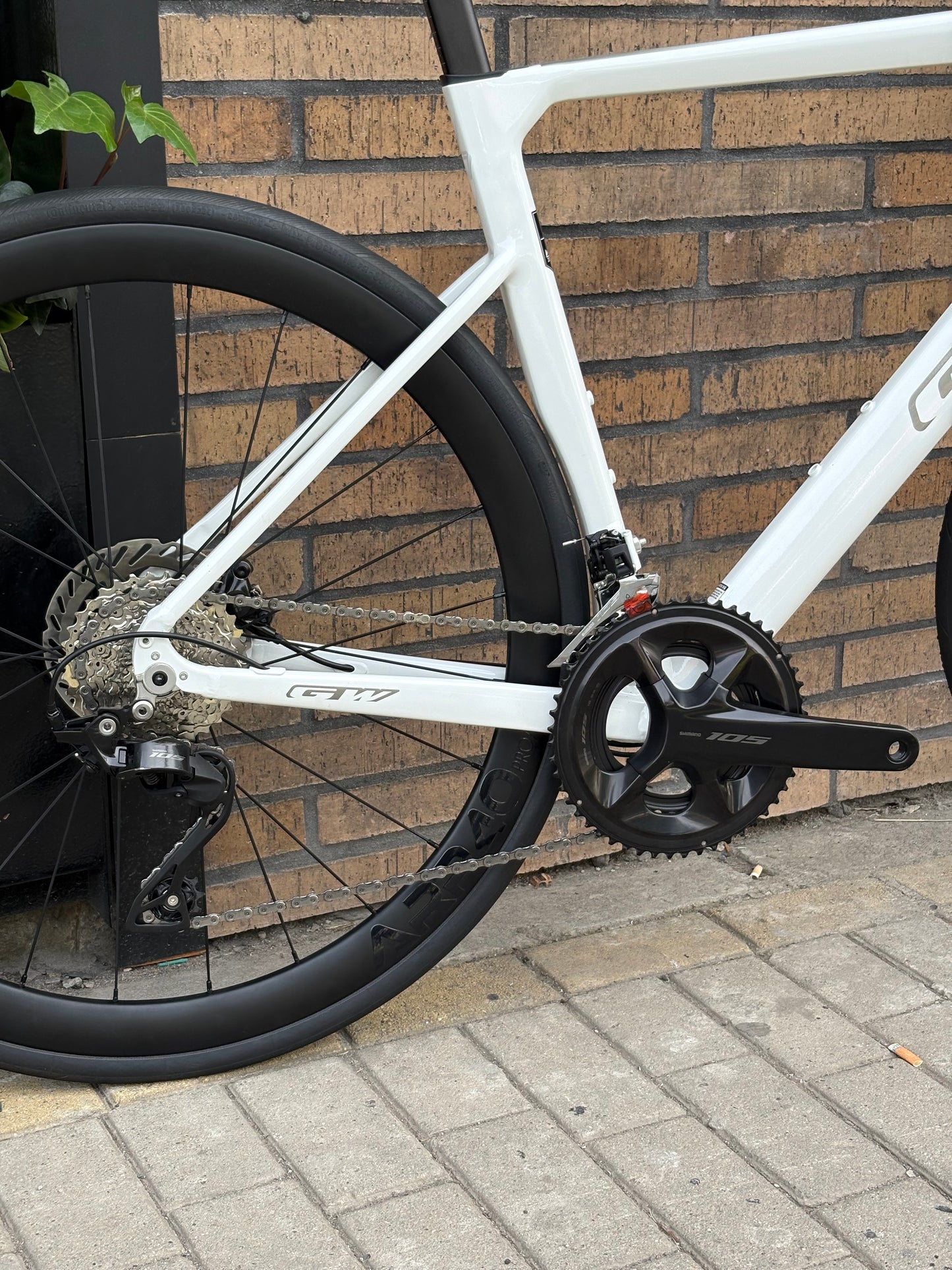 Bicicleta GW Zoncolan 700C Disco — Aluminio/Carbono | Shimano 105 12V Hidráulico