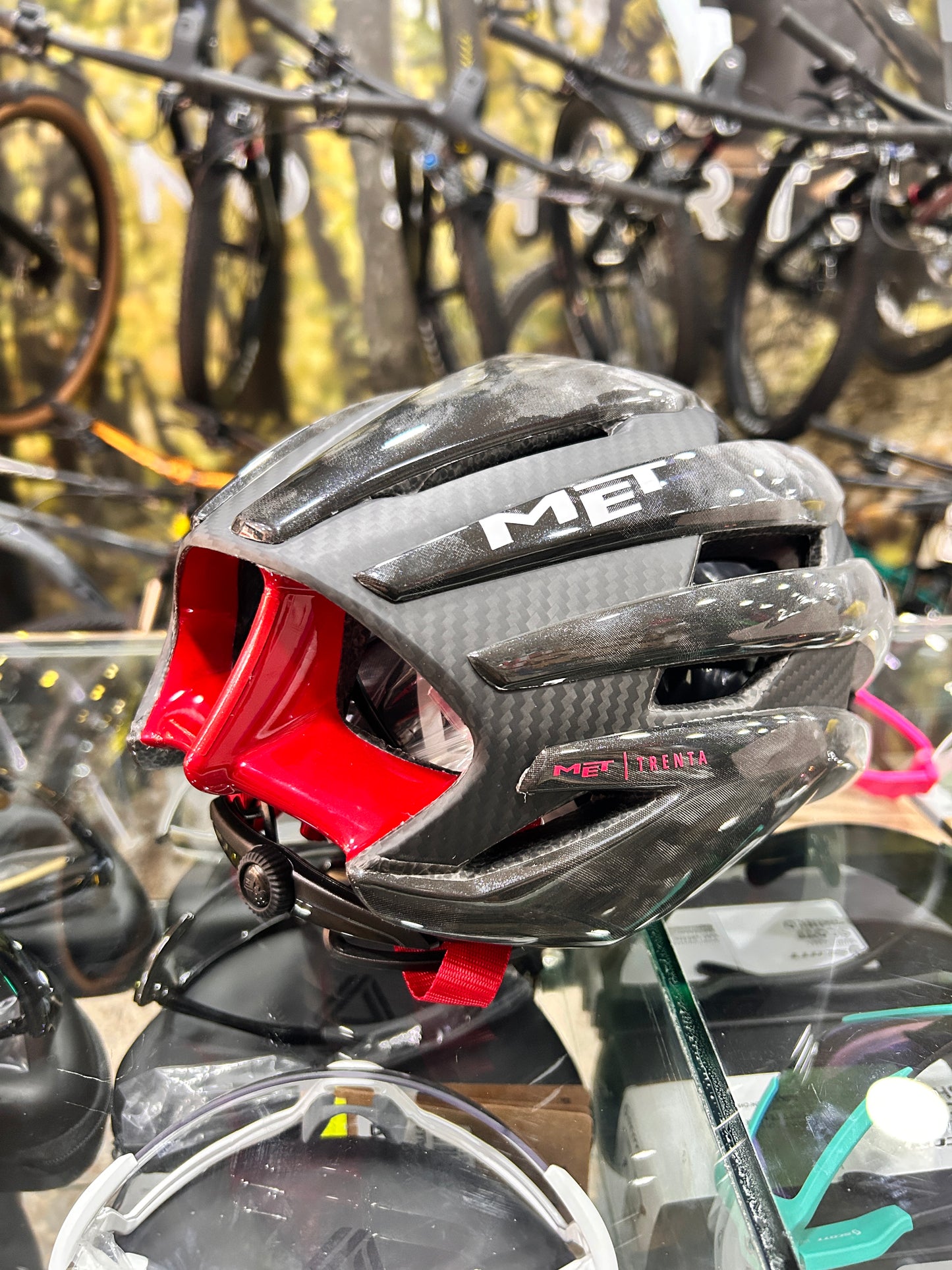 Casco Met Trenta 3K Carbon Edicion 2025 UAE Team