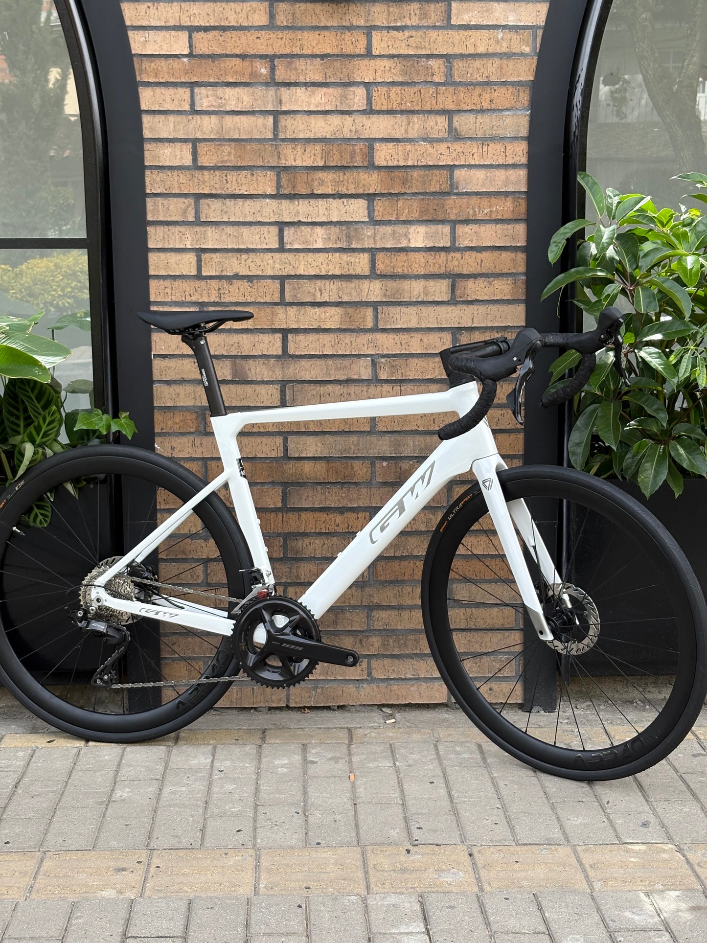 Bicicleta GW Zoncolan 700C Disco — Aluminio/Carbono | Shimano 105 12V Hidráulico