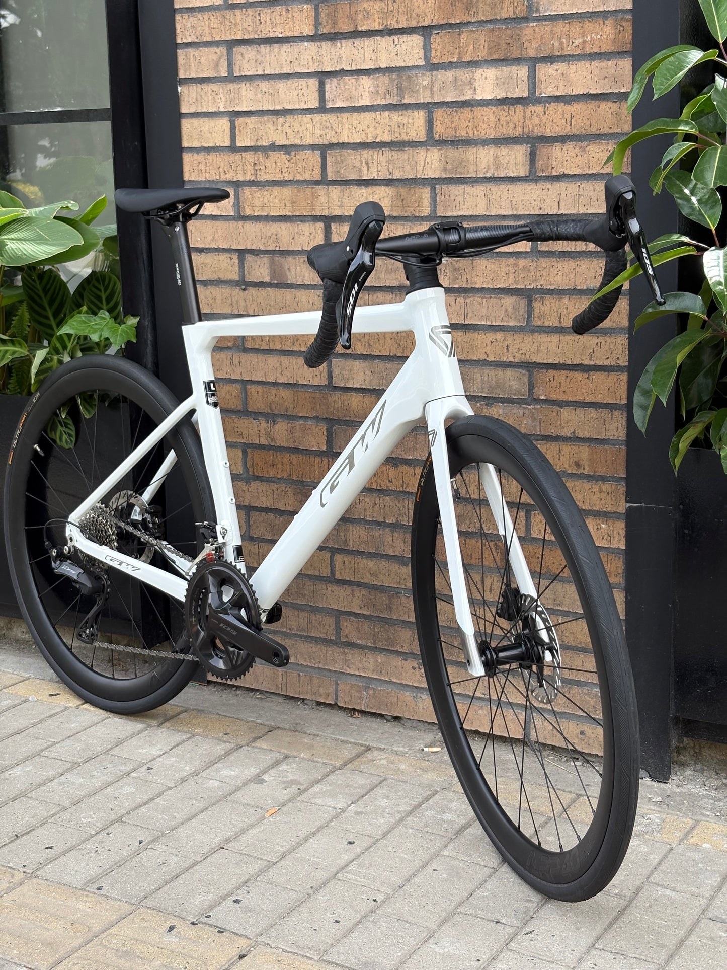 Bicicleta GW Zoncolan 700C Disco — Aluminio/Carbono | Shimano 105 12V Hidráulico