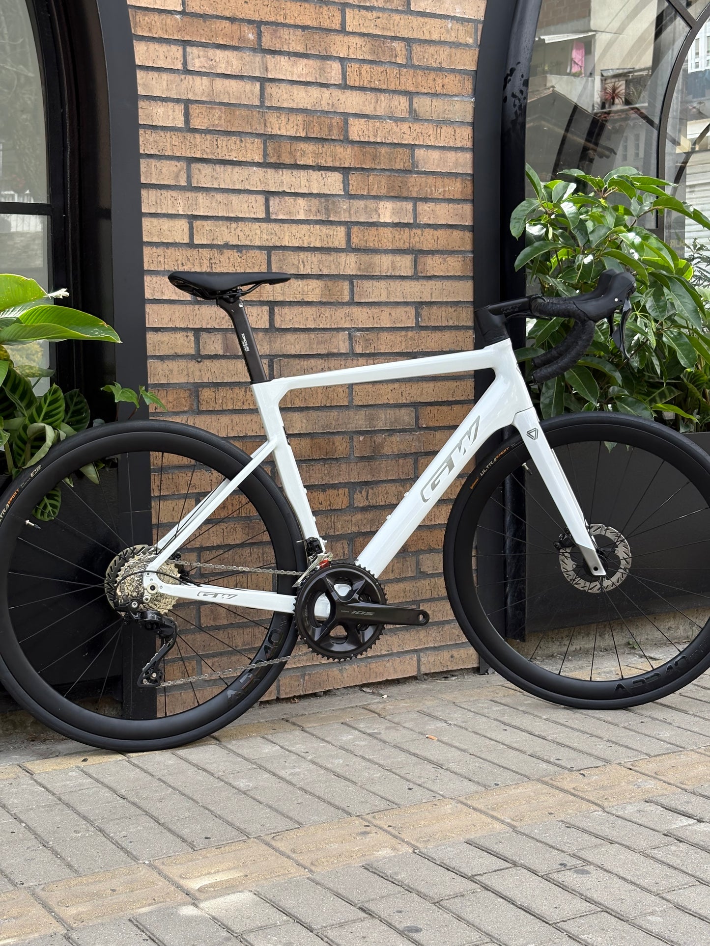 Bicicleta GW Zoncolan 700C Disco — Aluminio/Carbono | Shimano 105 12V Hidráulico