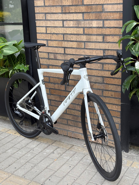 Bicicleta GW Zoncolan 700C Disco — Aluminio/Carbono | Shimano 105 12V Hidráulico