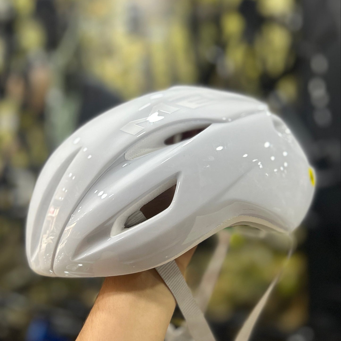 Casco Met Manta Mips Absolute White Limited Edition