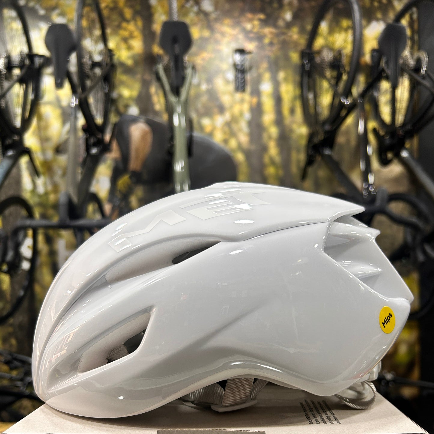 Casco Met Manta Mips Absolute White Limited Edition