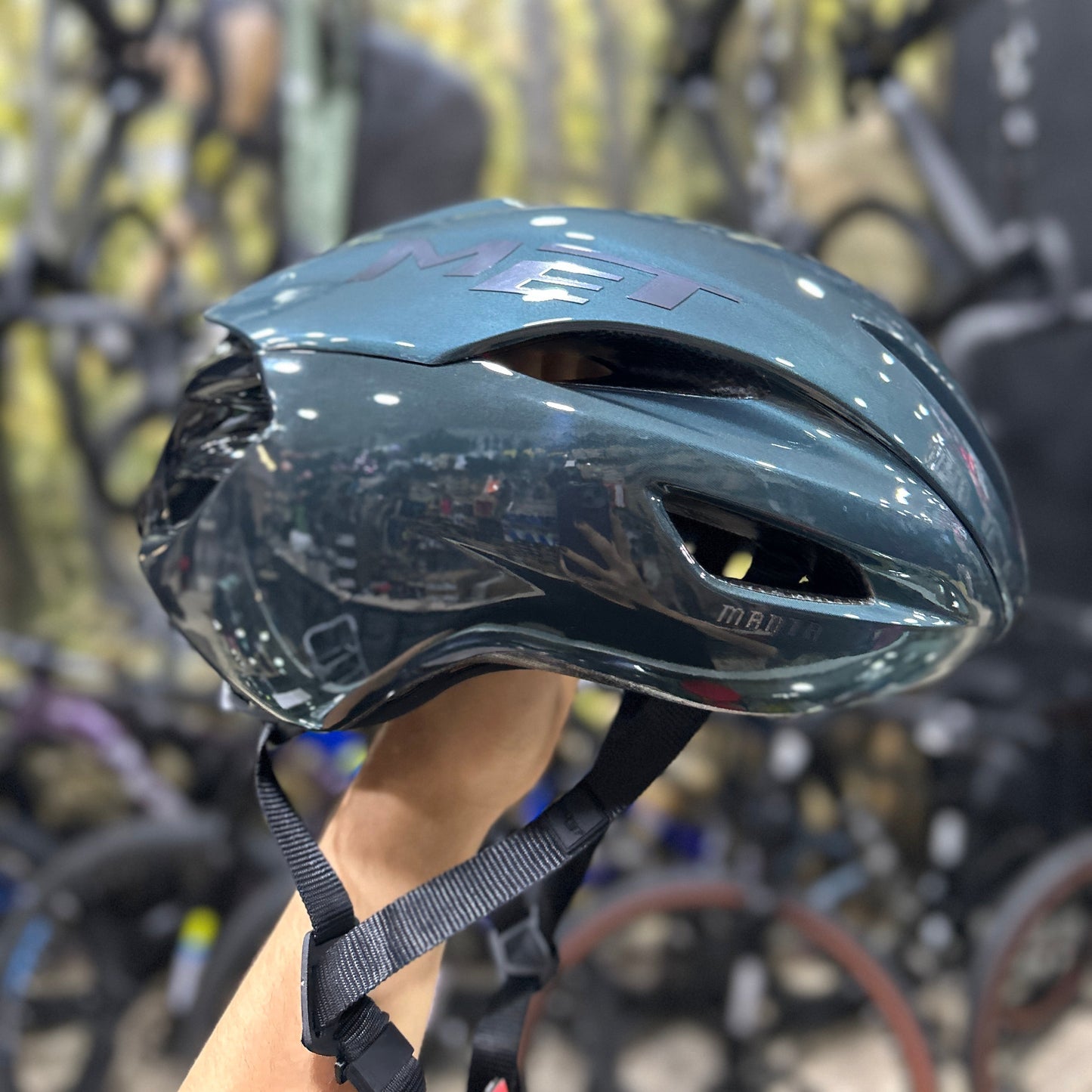 Casco Met Manta Mips Hyper Teal