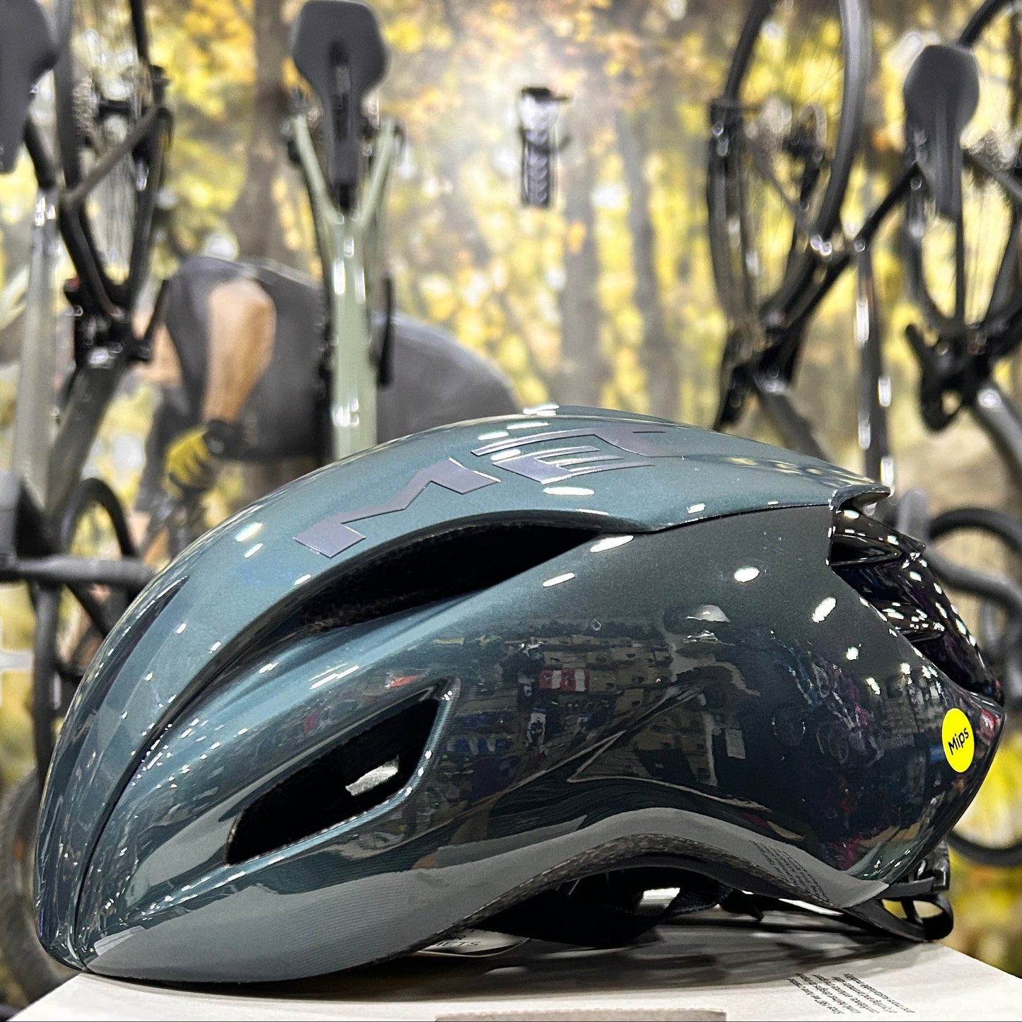 Casco Met Manta Mips Hyper Teal