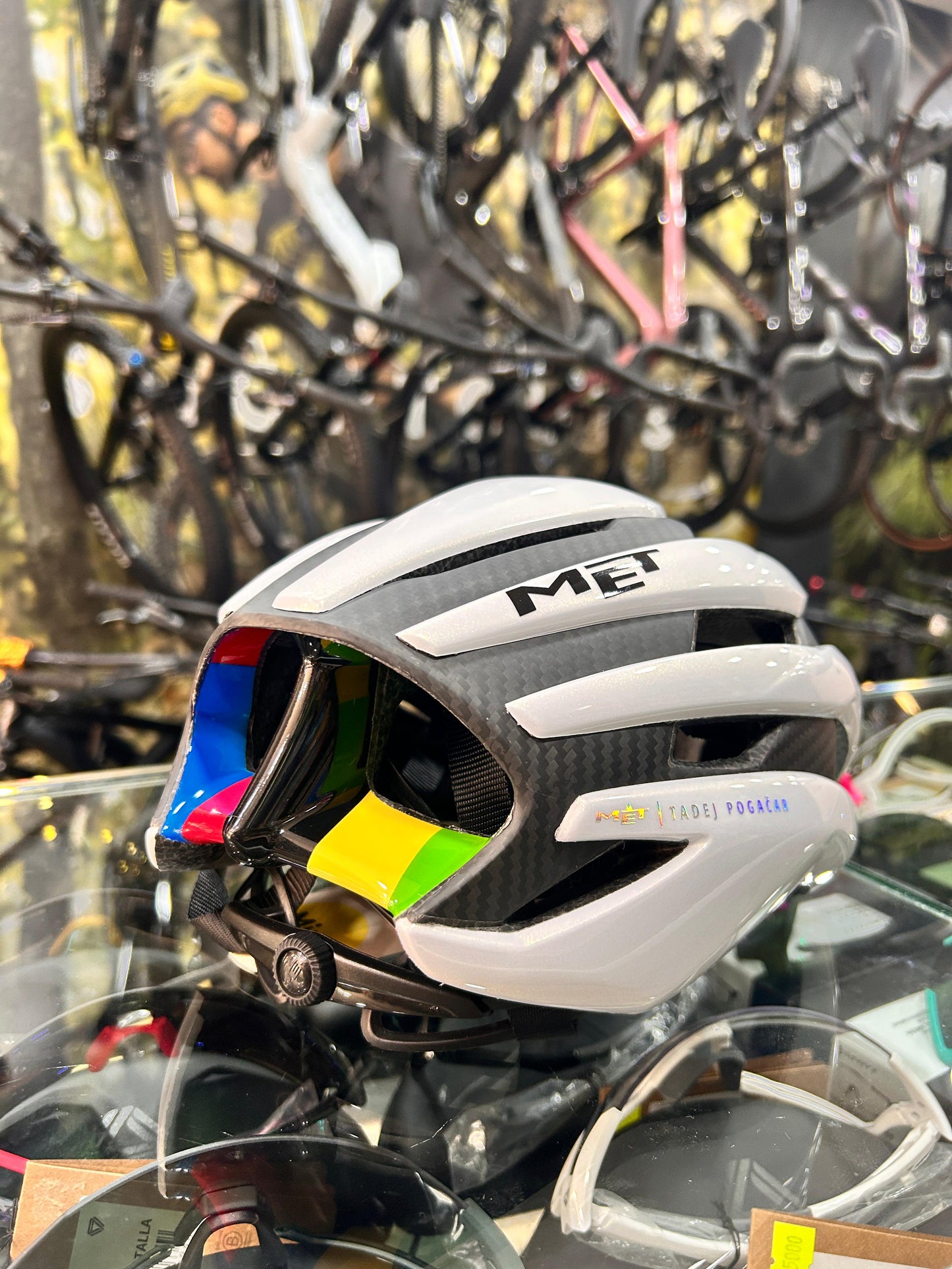 Casco Met Trenta 3K Carbon Mips Rainbow Edition 2025